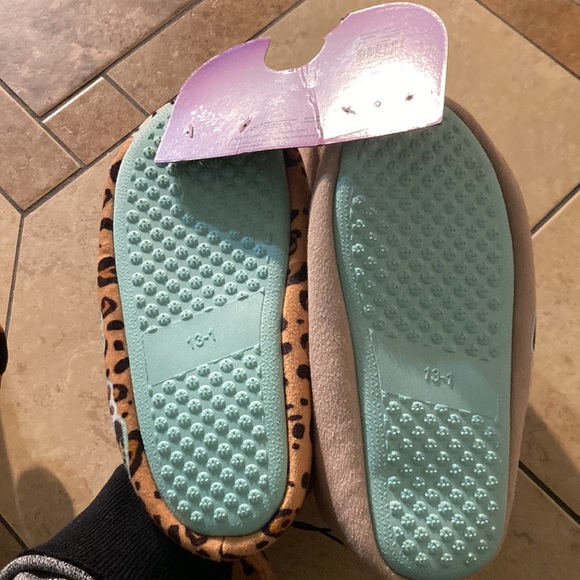 Disney Encanto plush slippers - Picture 11 of 12